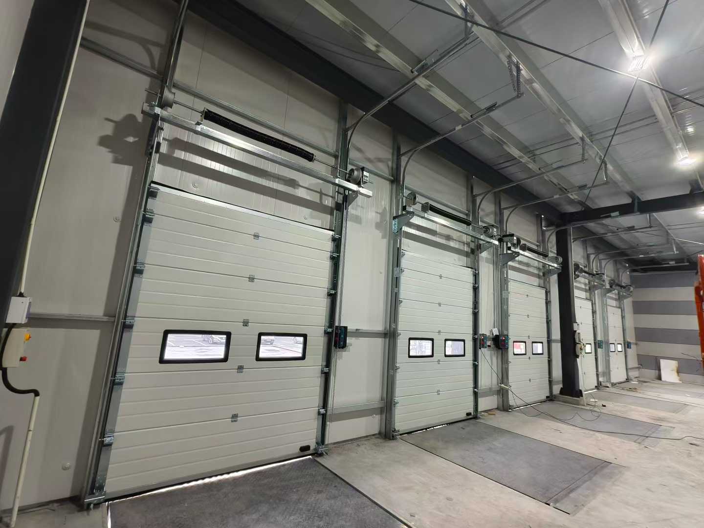 حمل و نقل درب های سکشنال صنعتی و ترازهای بارانداز برای پروژه های انبار